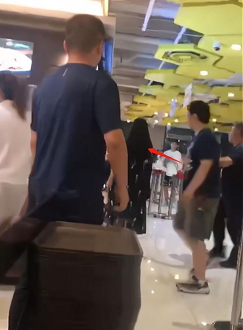 爆料食堂女子视频,揭秘校园食堂惊人内幕 第3张 爆料食堂女子视频,揭秘校园食堂惊人内幕 第3张